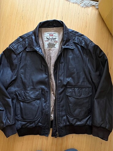 Levis pilot Deri mont