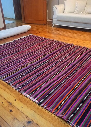 El dokuması yün kilim 