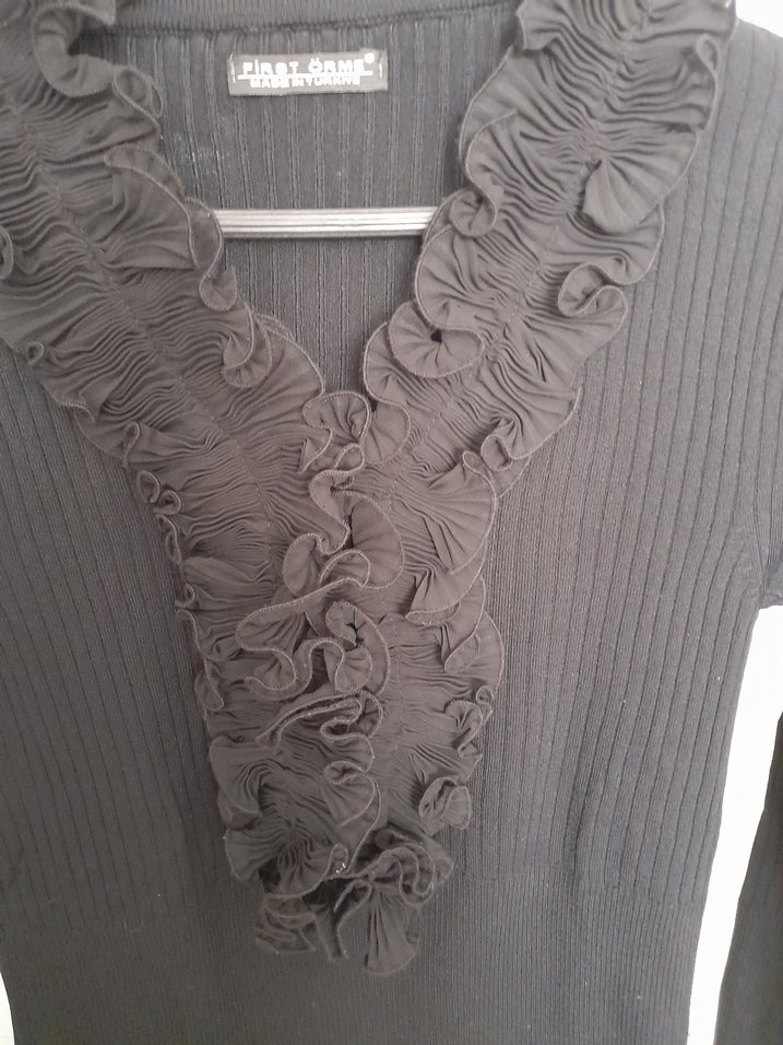 Siyah Fırfırlı V Yaka kazak - Görsel 3