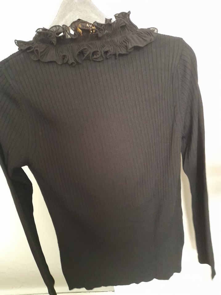 Siyah Fırfırlı V Yaka kazak - Görsel 4