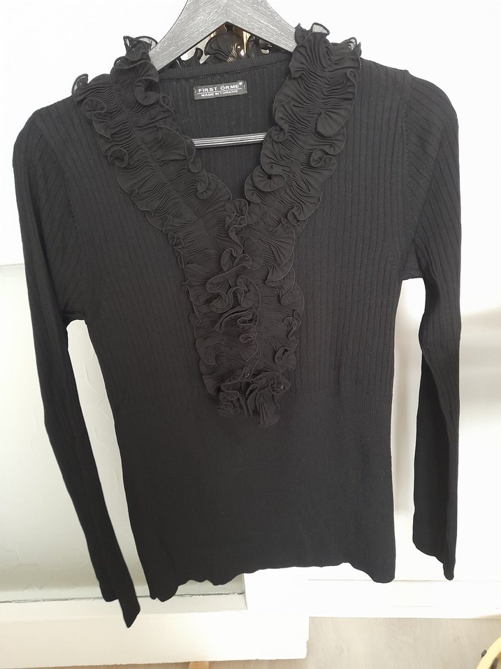 Siyah Fırfırlı V Yaka kazak - Görsel 2