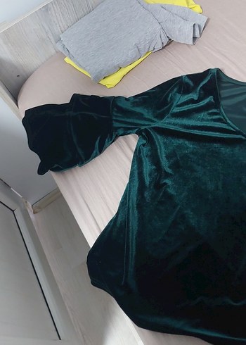 V Yaka zümrüt yeşili kadife bluz - Görsel 2