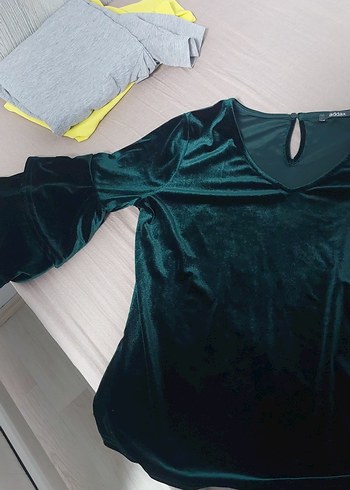 V Yaka zümrüt yeşili kadife bluz - Görsel 5