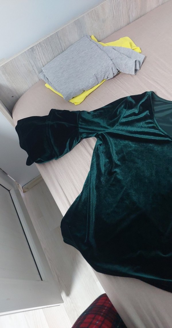 V Yaka zümrüt yeşili kadife bluz - Görsel 2