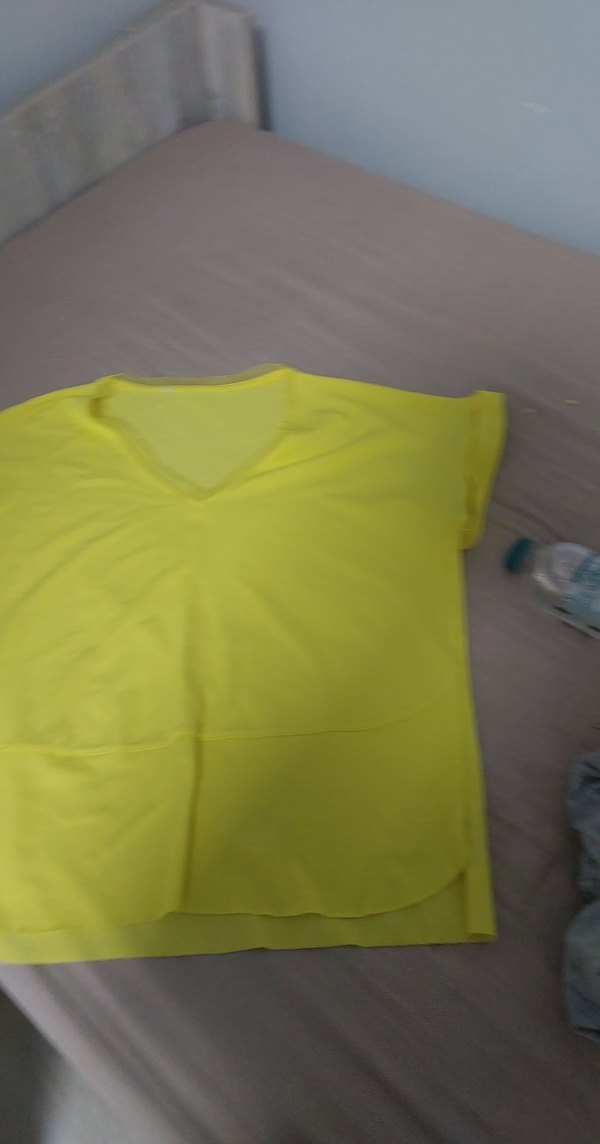 Sarı V Yaka Kadın Tişört - Görsel 3