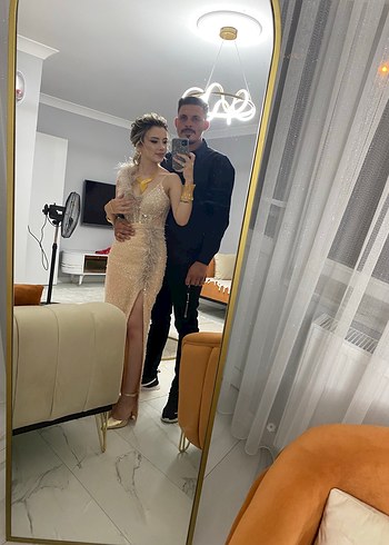 Alfabeta Altın Renkli Pul İşlemeli Uzun Abiye Elbise