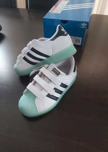 32 Beden beyaz Renk adidas Süperstar ışıklı çocuk ayakkabısı