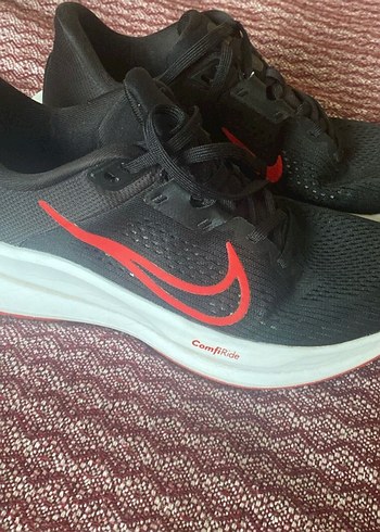 Nike Siyah Kirmizi Swooshlu Kosu Ayakkabisi
