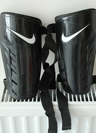 nike siyah futbol tekmeliği