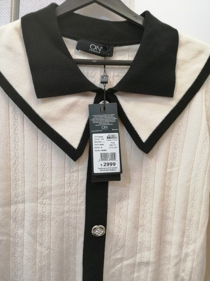 Ekol Düğmeli Siyah-Beyaz kazak - Görsel 2