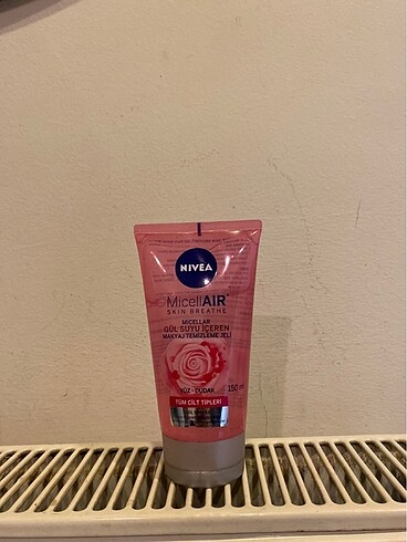 Nivea gül suyu içeren makyaj temizleme jeli