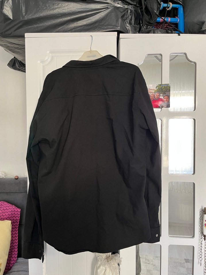 Düğmeli Siyah gömlek - Görsel 3