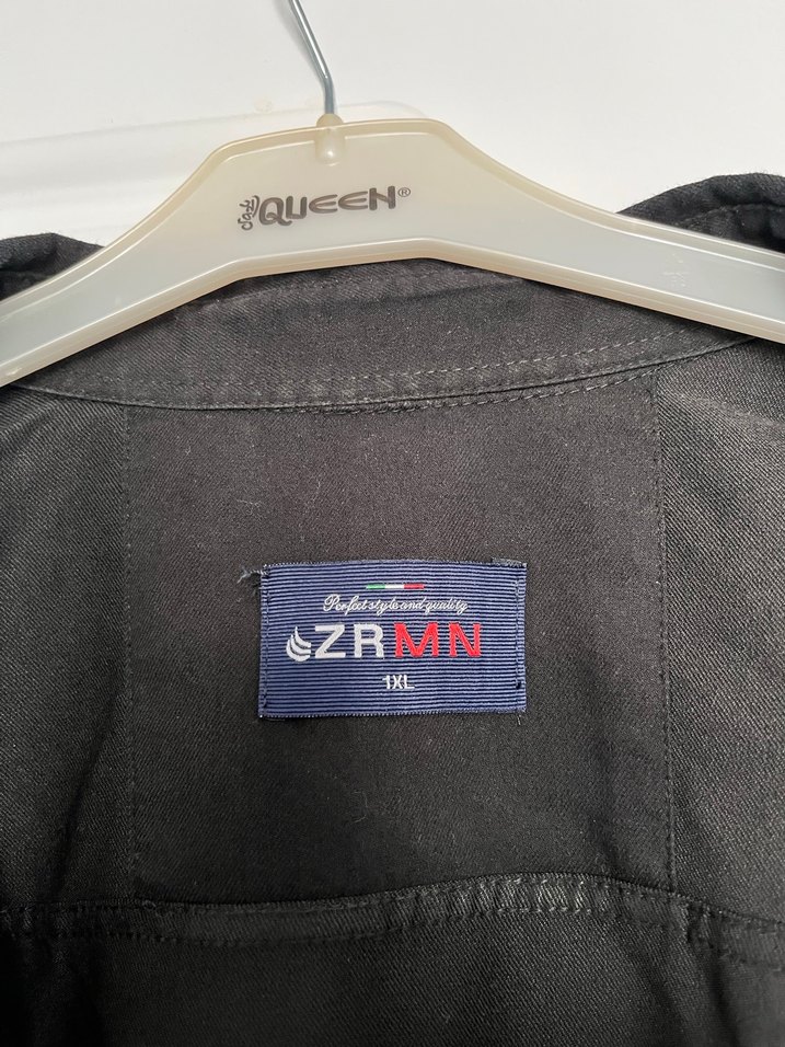 Düğmeli Siyah gömlek - Görsel 2