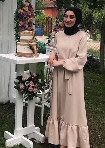 Bej Uzun Kollu Uçları Fırfırlı Elbise