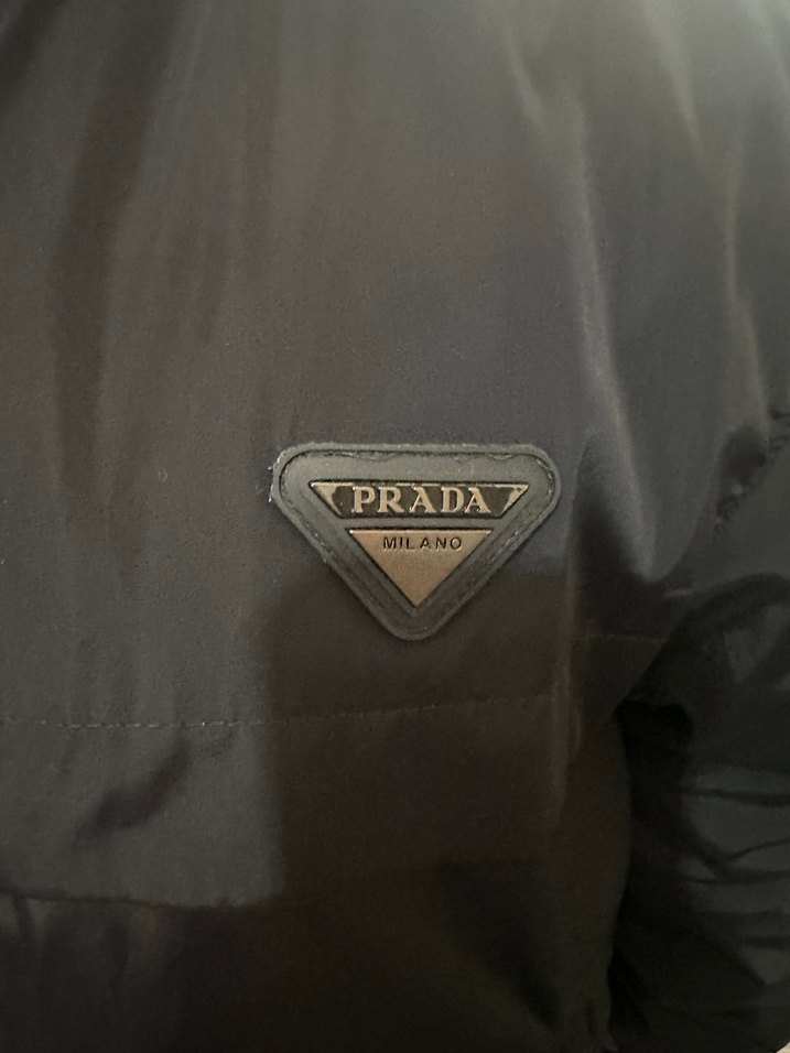 Lacivert Prada Şıklığı: Minimal ve Şık Ceket — görsel 2/11