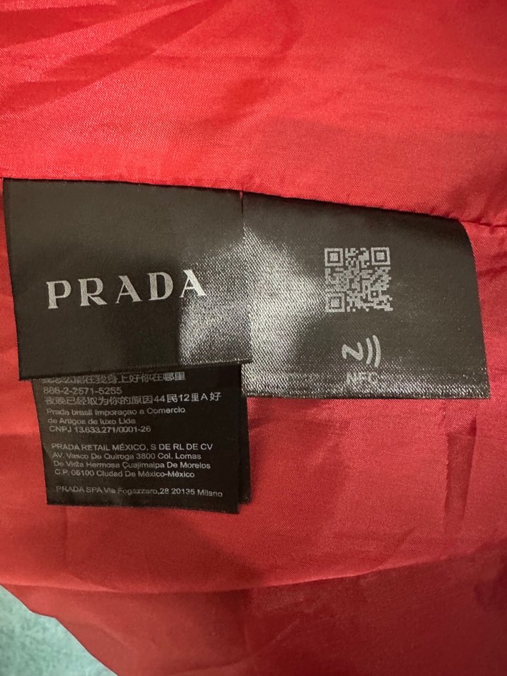 Lacivert Prada Şıklığı: Minimal ve Şık Ceket — görsel 4/11
