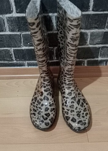 40 Beden Leopar desenli yağmurluk çizme 