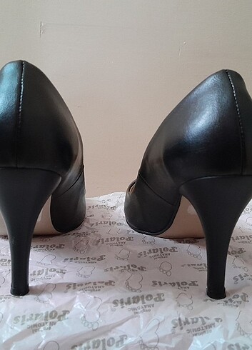 38 Beden siyah Renk Topuklu siyah klasik bayan ayakkabı. Erbil suel marka 