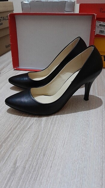 Topuklu siyah klasik bayan ayakkabı. Erbil suel marka 