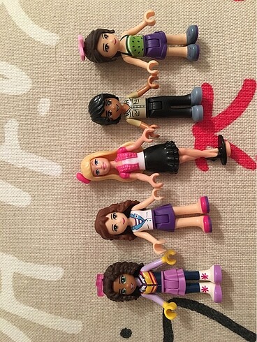 4 adet Lego friends figürü ve 1 adet Barbie figürü