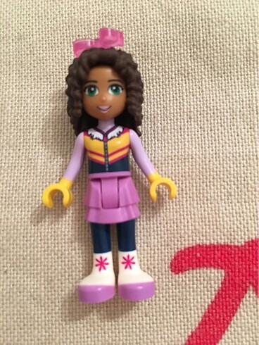 Barbie 4 adet Lego friends figürü ve 1 adet Barbie figürü