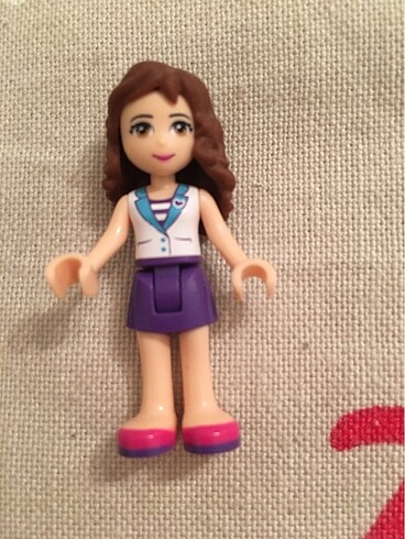 Beden 4 adet Lego friends figürü ve 1 adet Barbie figürü