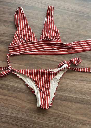 Kırmızı Çizgili Bağlamalı Bikini Takımı