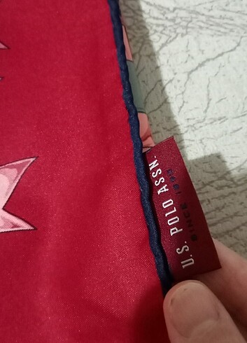 Kırmızı desenli eşarp 