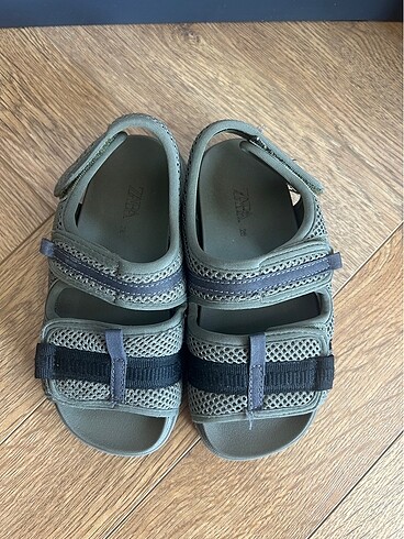 Zara 28 numara erkek çocuk sandalet