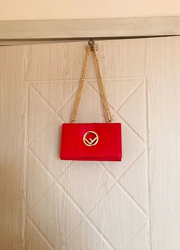 Louis Vuitton Kirmizi zincirli canta