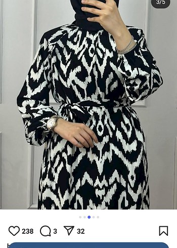 Uzun Siyah Beyaz Batik Desenli Kemerli Elbise