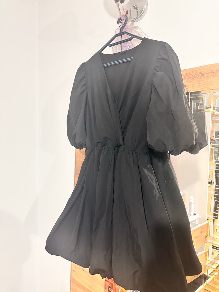 Siyah kısa  V Yaka Balon etekli elbise - Görsel 5