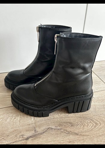 Stradivarius Kadın Siyah Deri Goth Fermuarlı Bot