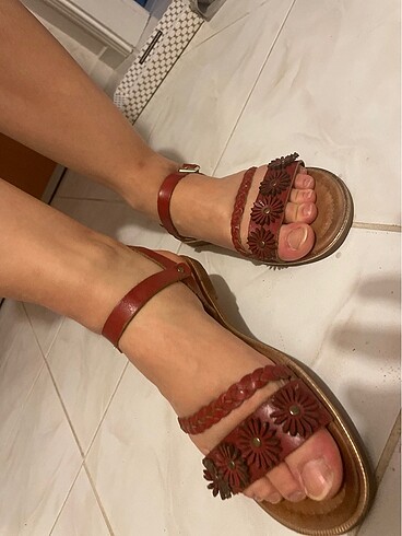 37 Beden Tergan kırmızı çiçekli deri sandalet 