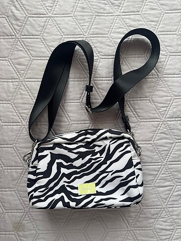 Bershka zebra desenli çanta