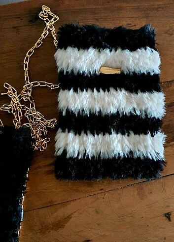Kürklü peluş çanta, zincir detaylı 