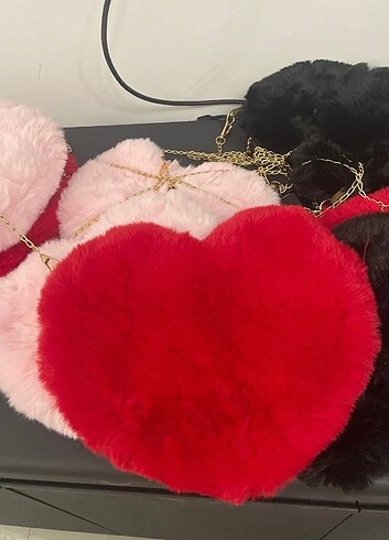  Beden Kürk peluş çanta , kalp şekli ve altın zincirli. Sayılı adet var