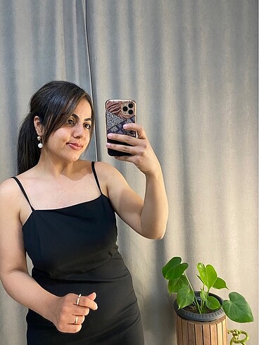 l Beden Siyah ip askılı yırtmaçlı davet elbisesi