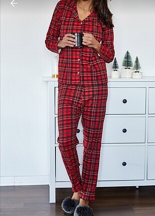 Kırmızı pijama takımı