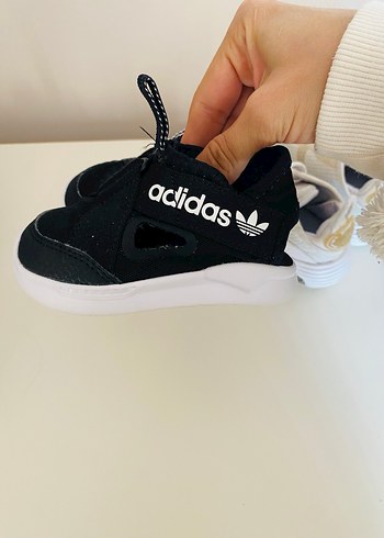 Adidas 20 numara sandalet