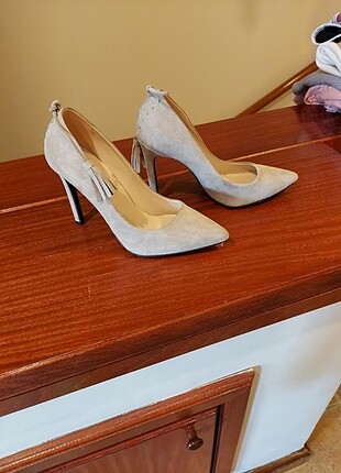Elle stiletto ayakkabı
