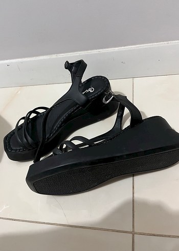 Kadın Siyah Dolgu Topuklu Gotik Sandalet