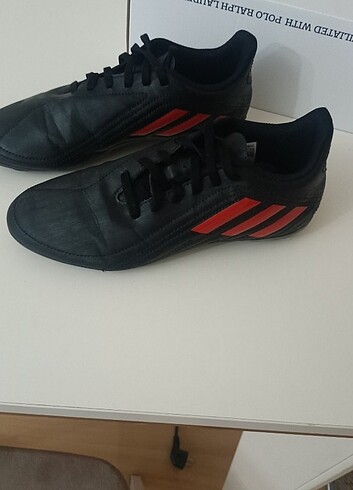 Adidas krampon 37 numara 4/5 kez giyildi hiç bir yerine çizik yı