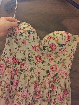 Çiçekli mini strablez elbise