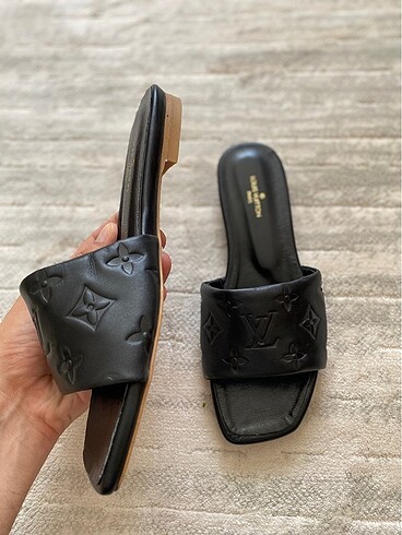 37 Beden siyah Renk LOUIS VUITTON TERLİK