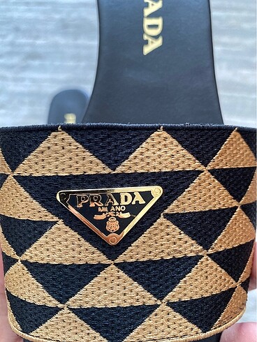 40 Beden siyah Renk PRADA TERLİK