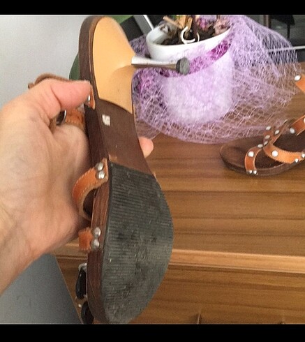 Tahta deri boncuk detaylı terlik - Görsel 4