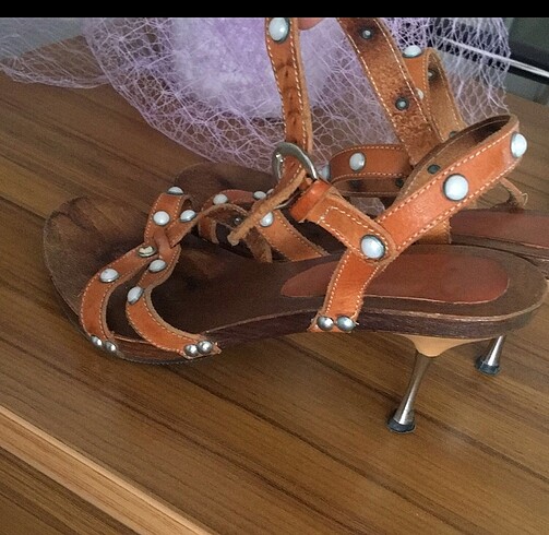 Tahta deri boncuk detaylı terlik - Görsel 3