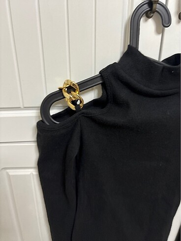 Siyah zincir detaylı  bluz - Görsel 2