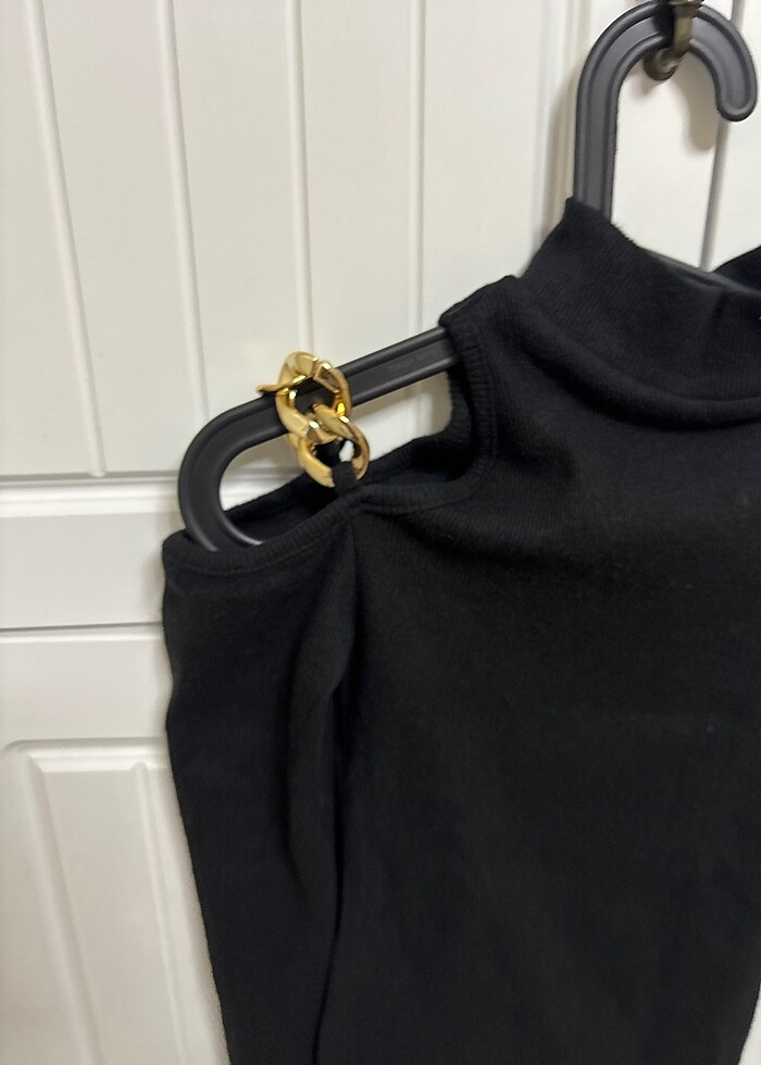 Siyah zincir detaylı  bluz - Görsel 2